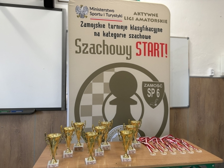 Cykl patriotycznych turniejów szachowych w naszej szkole rozpoczęty.