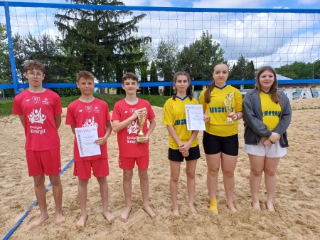 Sportowe zmagania w Igrzyskach Młodzieży Szkolnej w Siatkówce Plażowej.