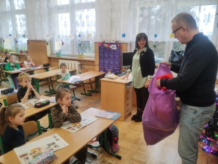 Wręczenie sprzętu sportowego dla uczniów klas I-III