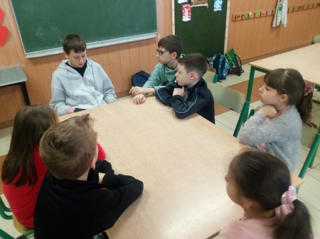 Starsi czytają młodszym