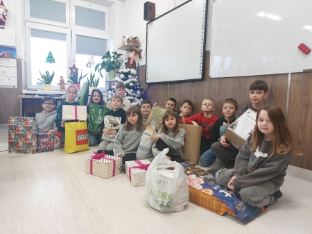 Mali Mikołajowie pomagają bezdomnym zwierzętom.