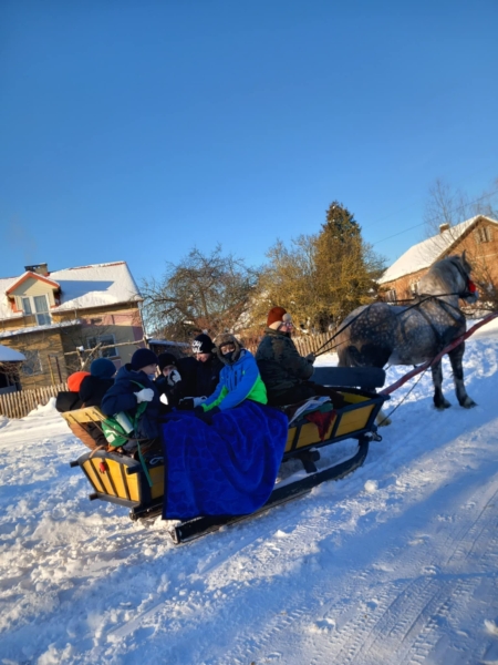 Zimowa przygoda na Roztoczu – kulig klas szóstych pełen radości i słońca