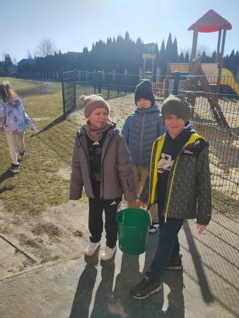 Drzewko świąteczne uczniów klasy 1a przesadzone do gruntu