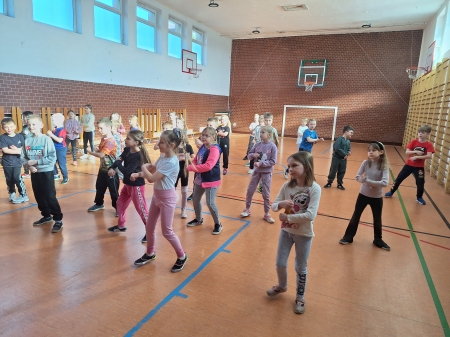 „Kolorowa Gimnastyka” 2a z pierwszakami – razem i bezpiecznie!