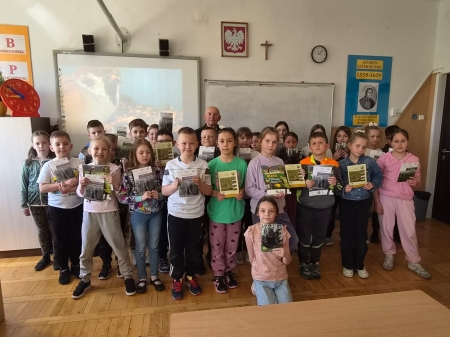 Spotkanie uczniów klasy II B z przyrodnikiem