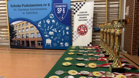 Młodzi szachiści w SP6 w Zamościu – sukcesy w finale Wojewódzkiej Ligi Szachowej 